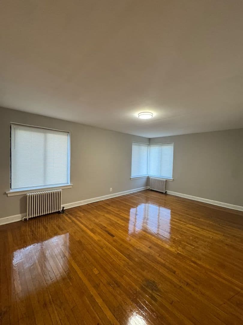Washington Apartment: 1935 3RD ST NE