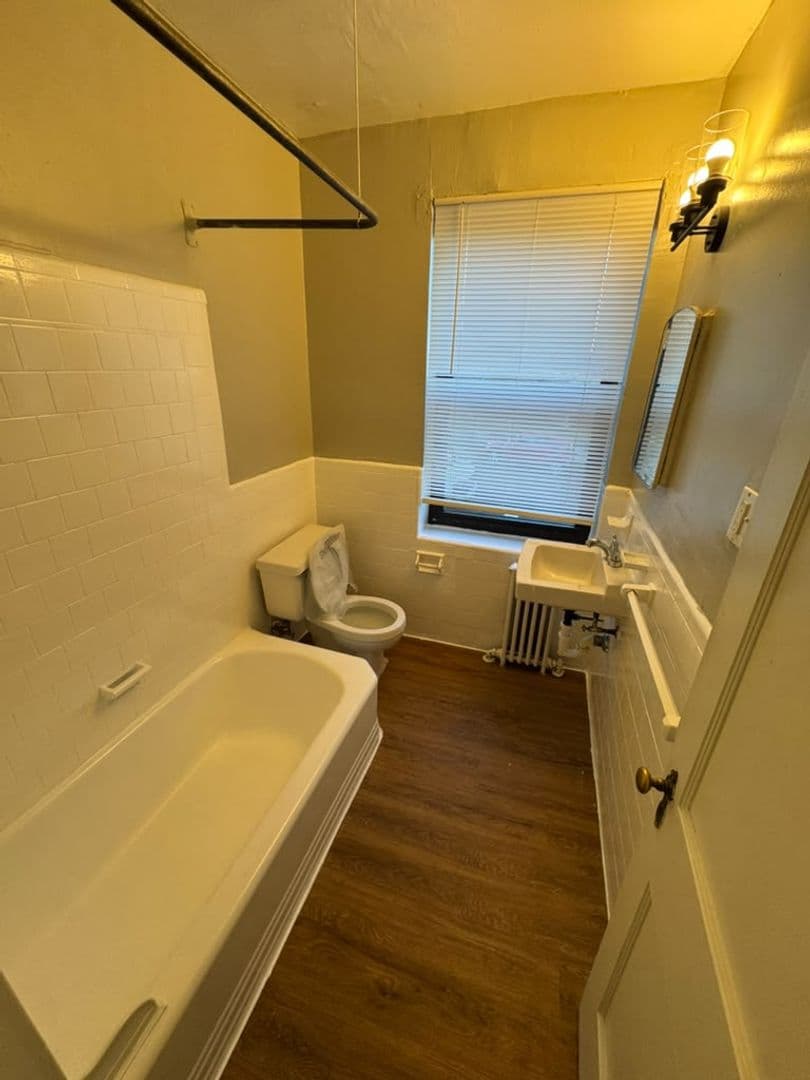 Washington Apartment: 1935 3RD ST NE
