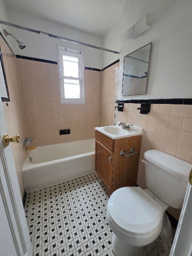 WASHINGTON Apartment: 1020 45TH ST NE