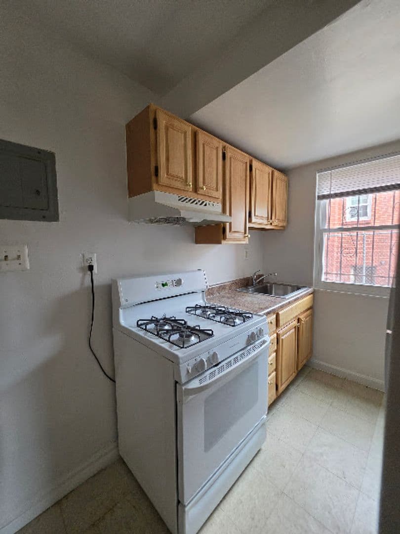 WASHINGTON Apartment: 1020 45TH ST NE