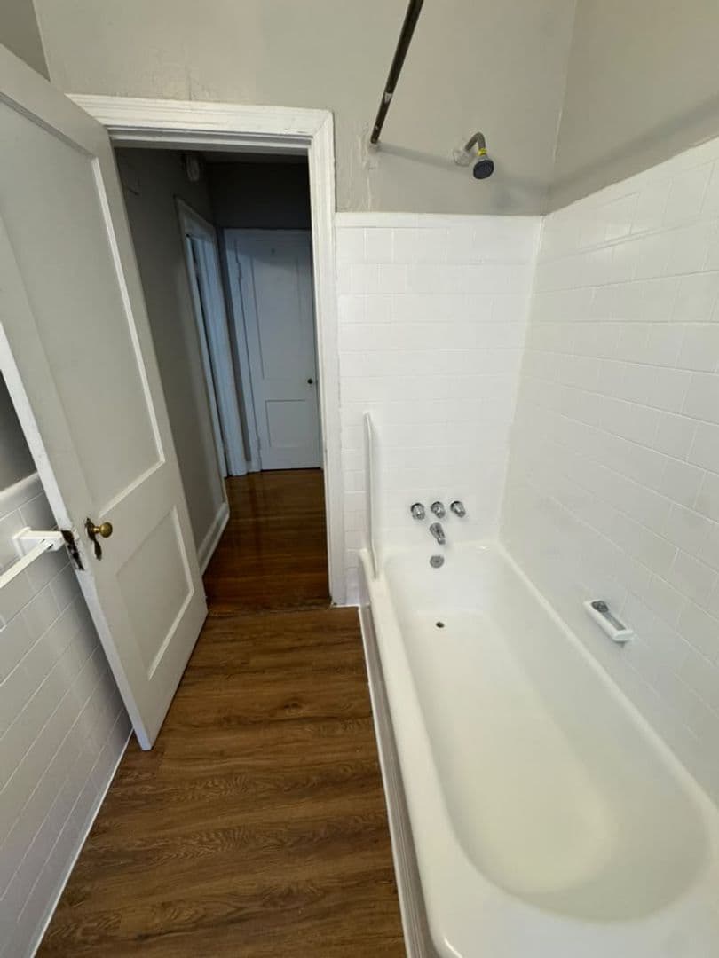 Washington Apartment: 1935 3RD ST NE