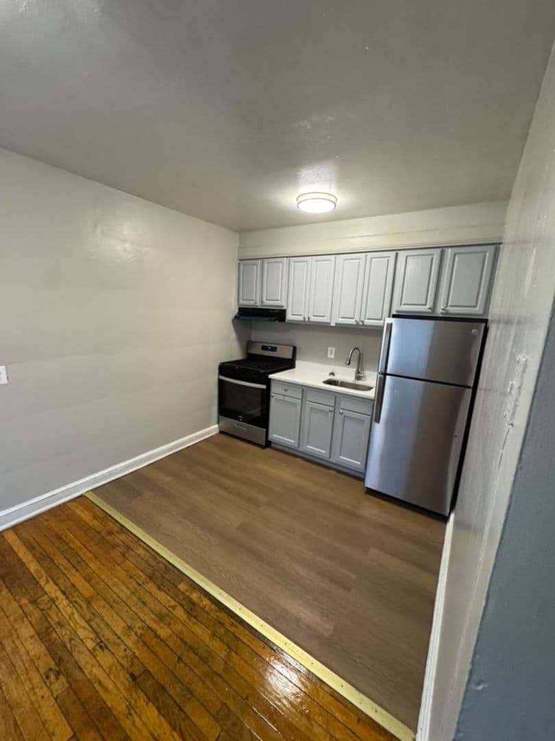 Washington Apartment: 1935 3RD ST NE