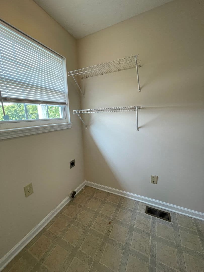 Winchester Apartment: 247/249 April way