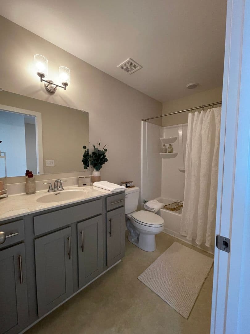 Richmond Apartment: 2005 Willow Dr