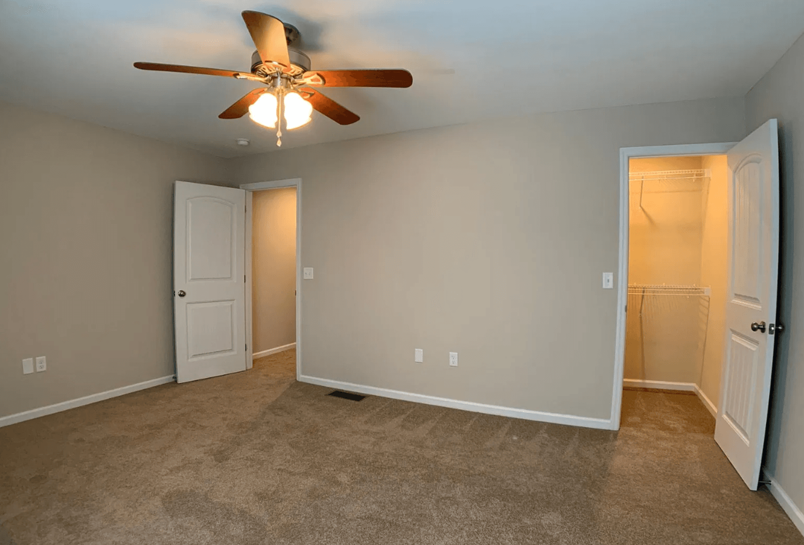Richmond Apartment: 2004 Willow Dr
