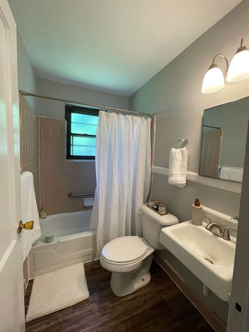 Paris Apartment: Avonlea Park Court