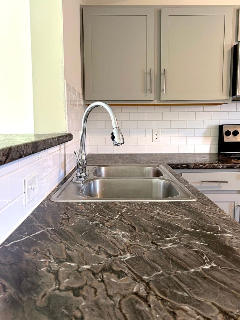 Richmond Apartment: 2001 Willow Dr
