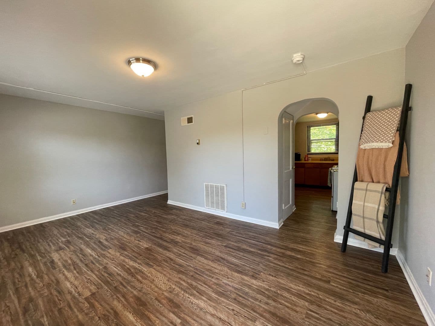 Paris Apartment: Avonlea Park Court