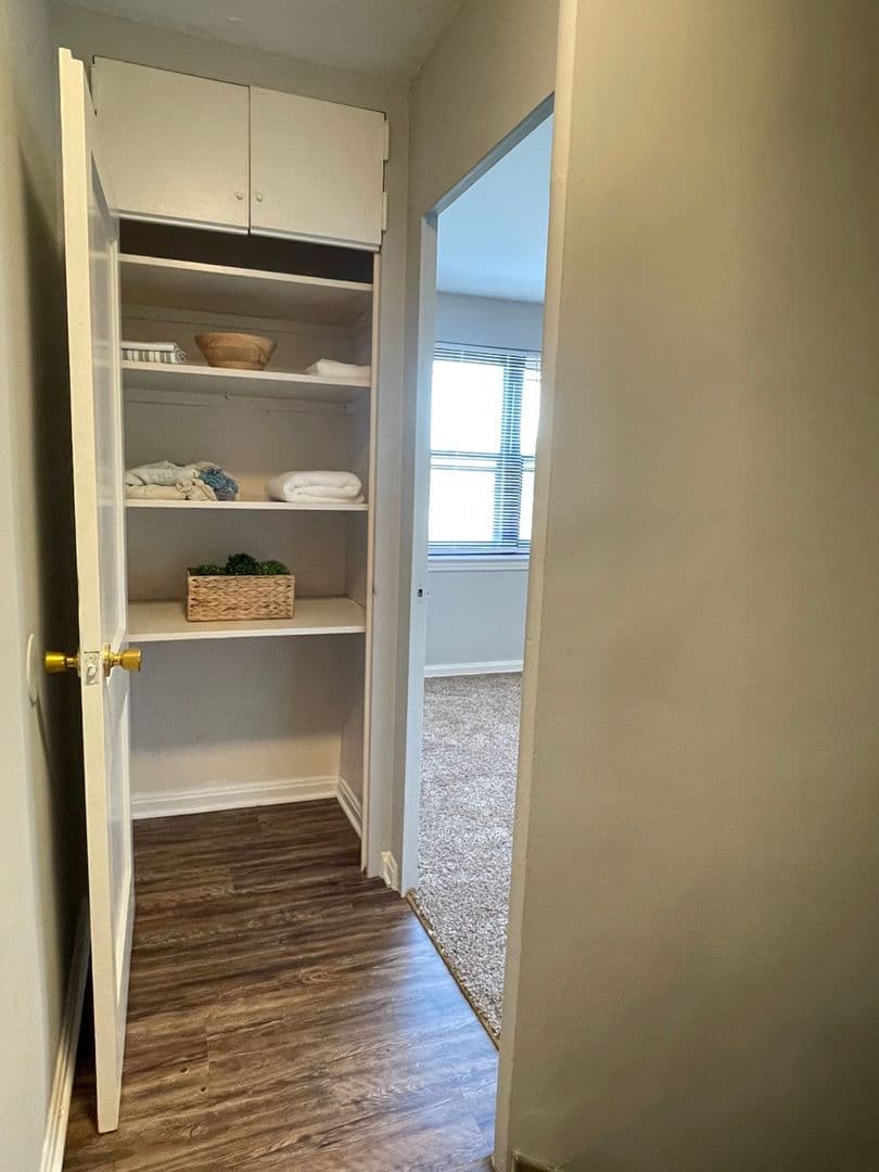 Paris Apartment: Avonlea Park Court