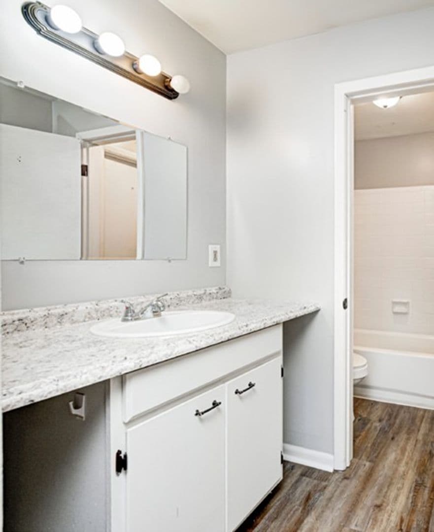 Greenwood Apartment: 622 Wooddale Terrace