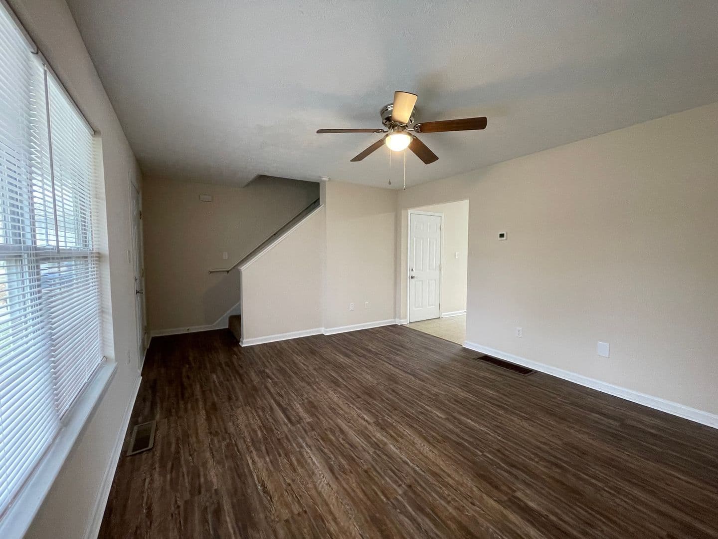 Winchester Apartment: 247/249 April way