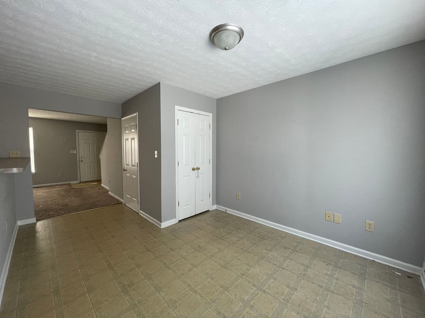 Winchester Apartment: 247/249 April way