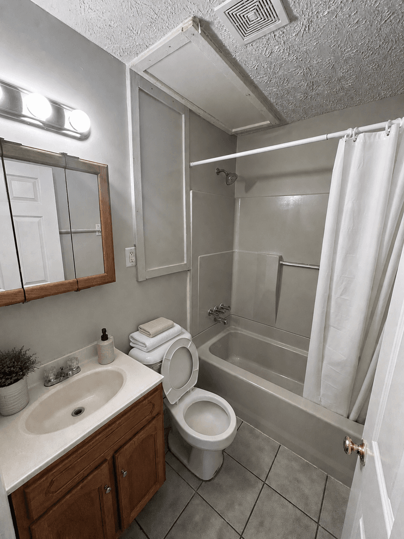 Lousiville Apartment: 3604 Manslick rd