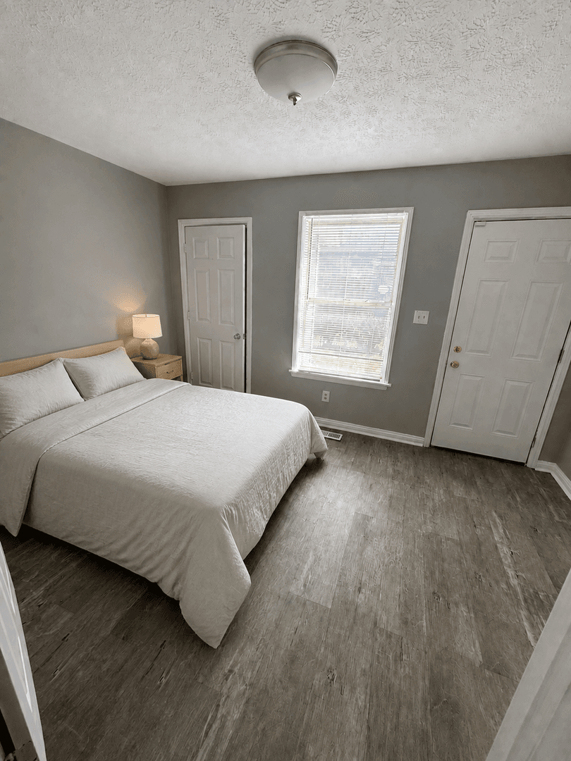 Louisville House: 433 N 25th St