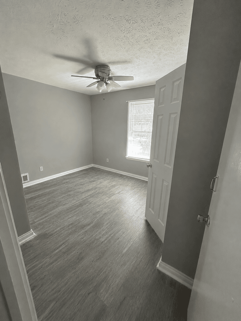 Louisville House: 433 N 25th St