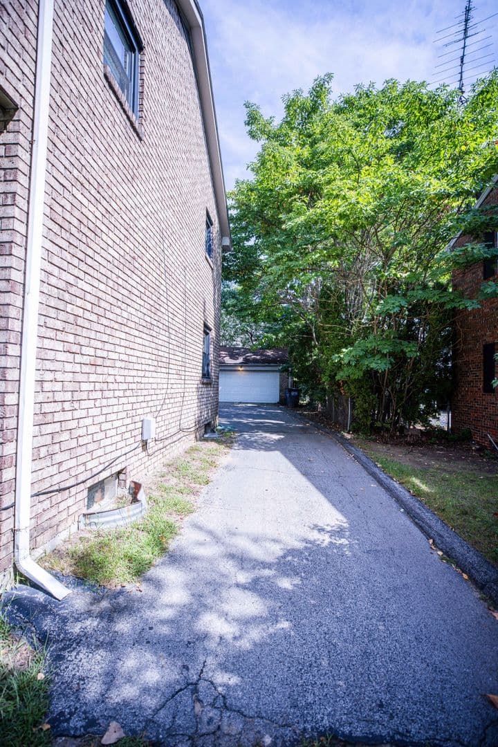 Toledo Apartment: 3916 Clareridge Dr.