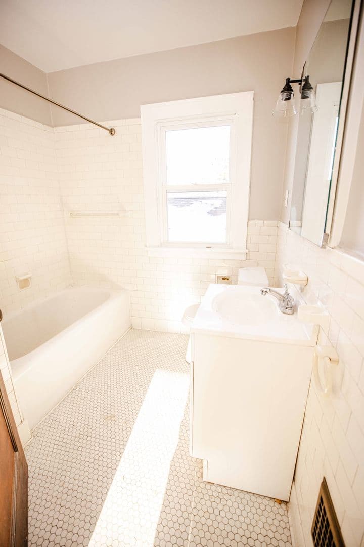 Toledo Apartment: 1452 Rollins Ave Rd.