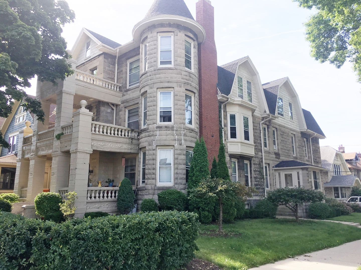 Milwaukee Apartment: 2105 E Kenwood Blvd