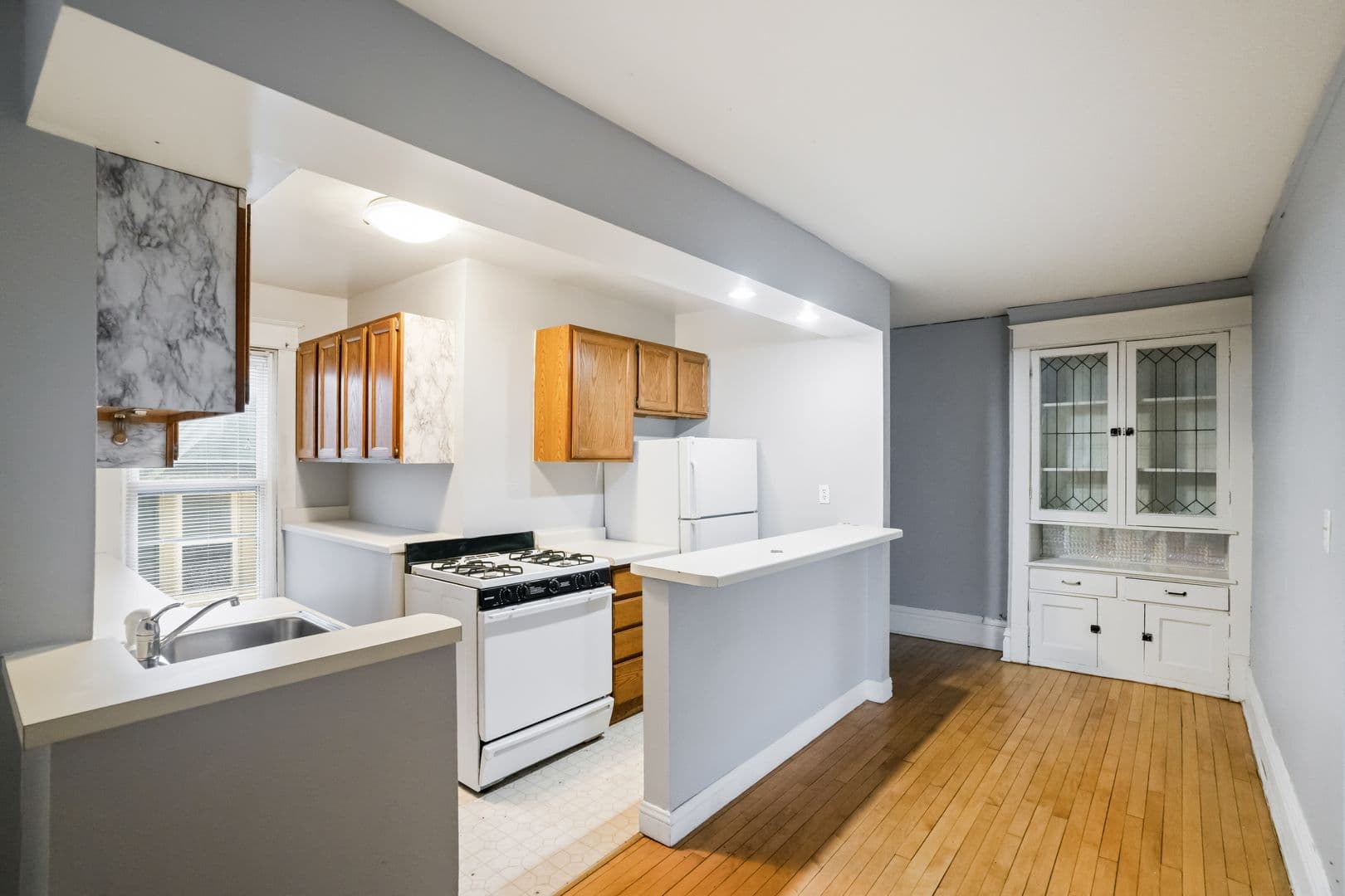 Milwaukee Apartment: 2105 E Kenwood Blvd