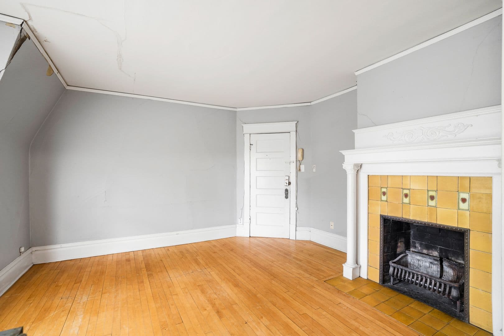 Milwaukee Apartment: 2105 E Kenwood Blvd