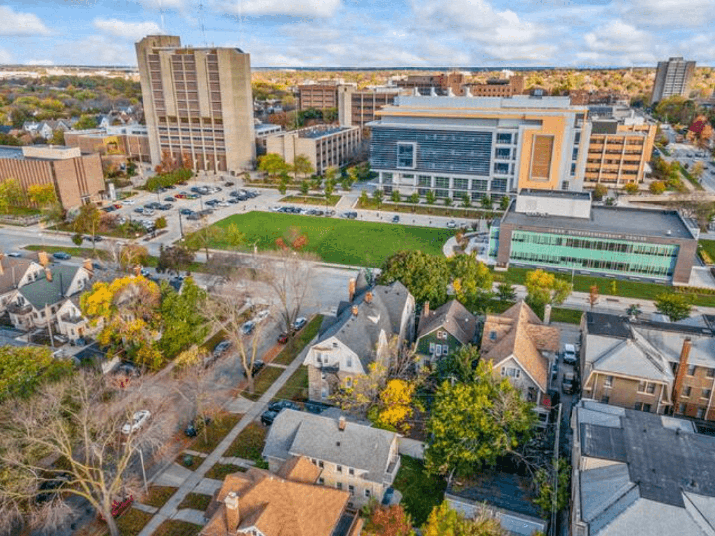 Milwaukee Apartment: 2105 E Kenwood Blvd