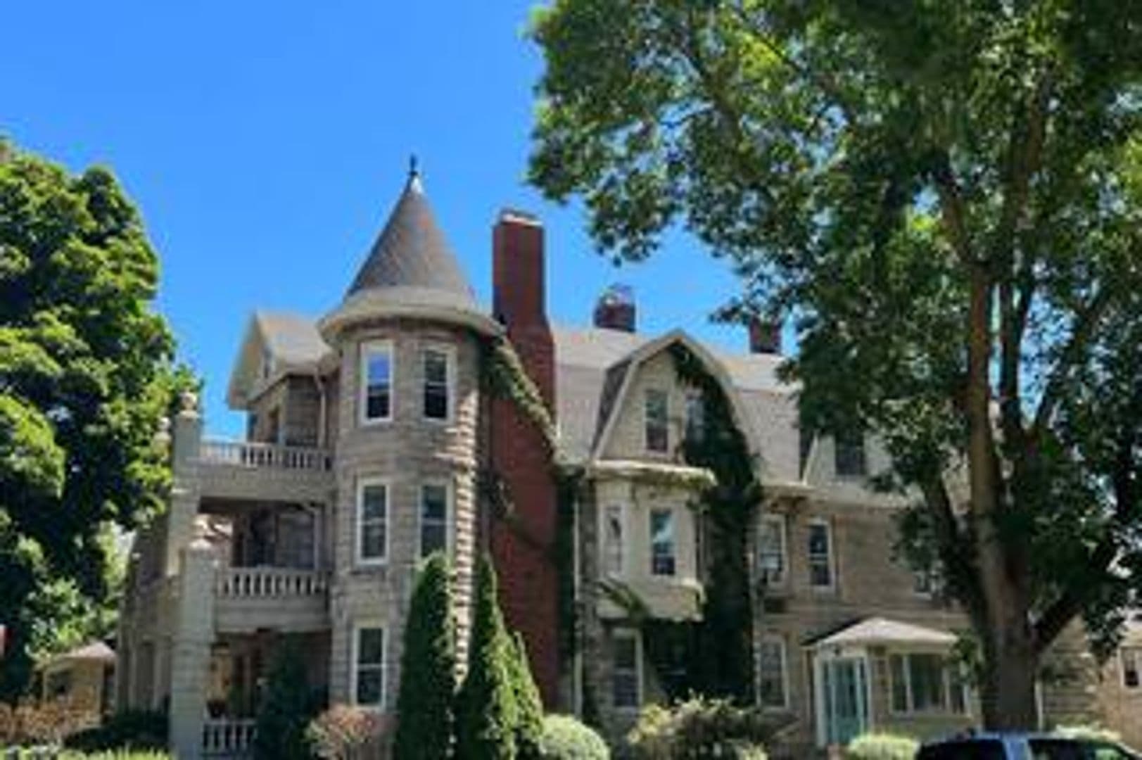 Milwaukee Apartment: 2105 E Kenwood Blvd