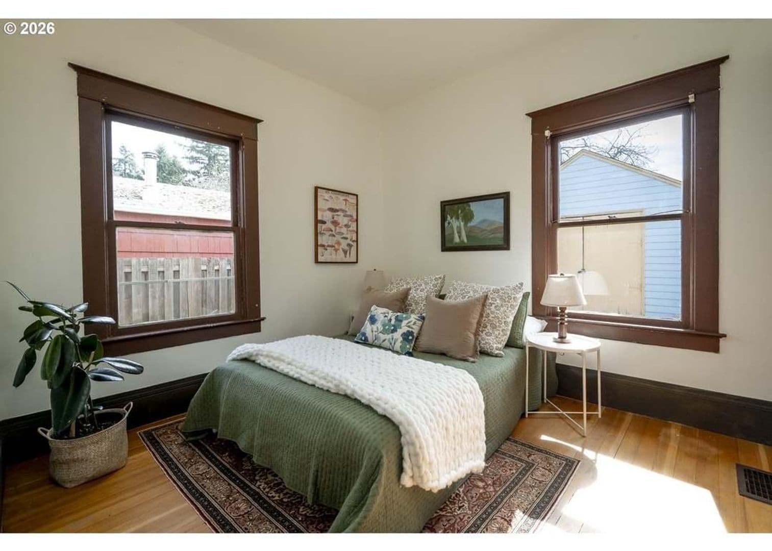Milwaukee Apartment: 2105 E Kenwood Blvd