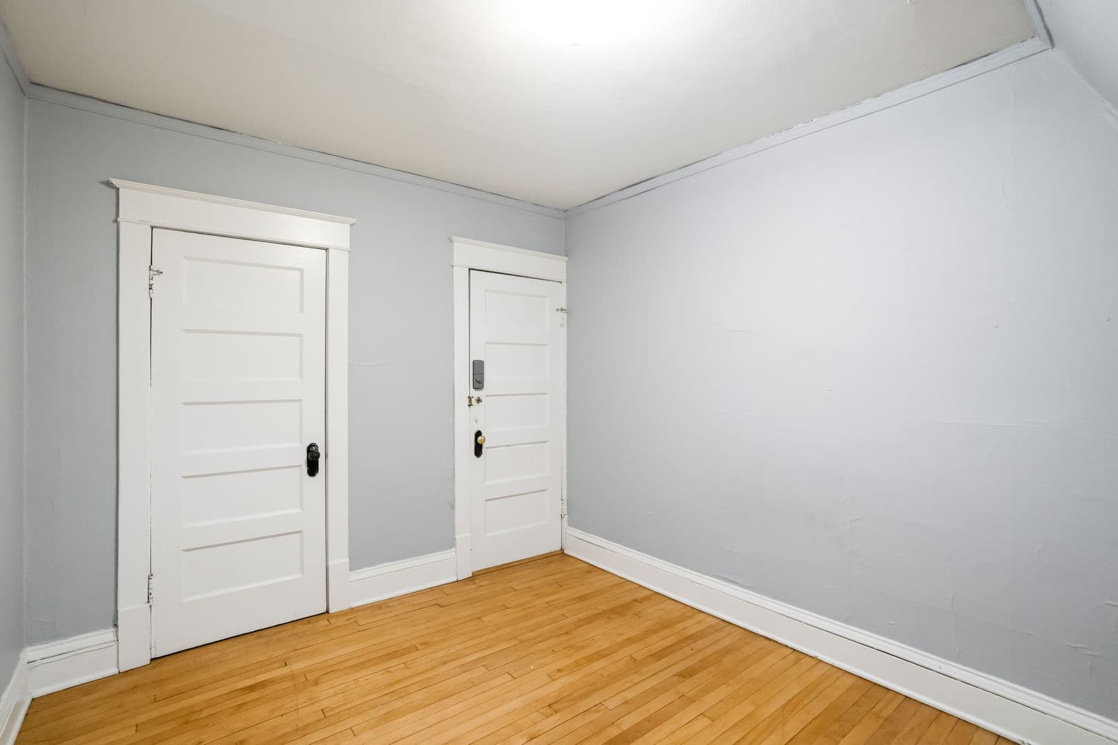 Milwaukee Apartment: 2105 E Kenwood Blvd