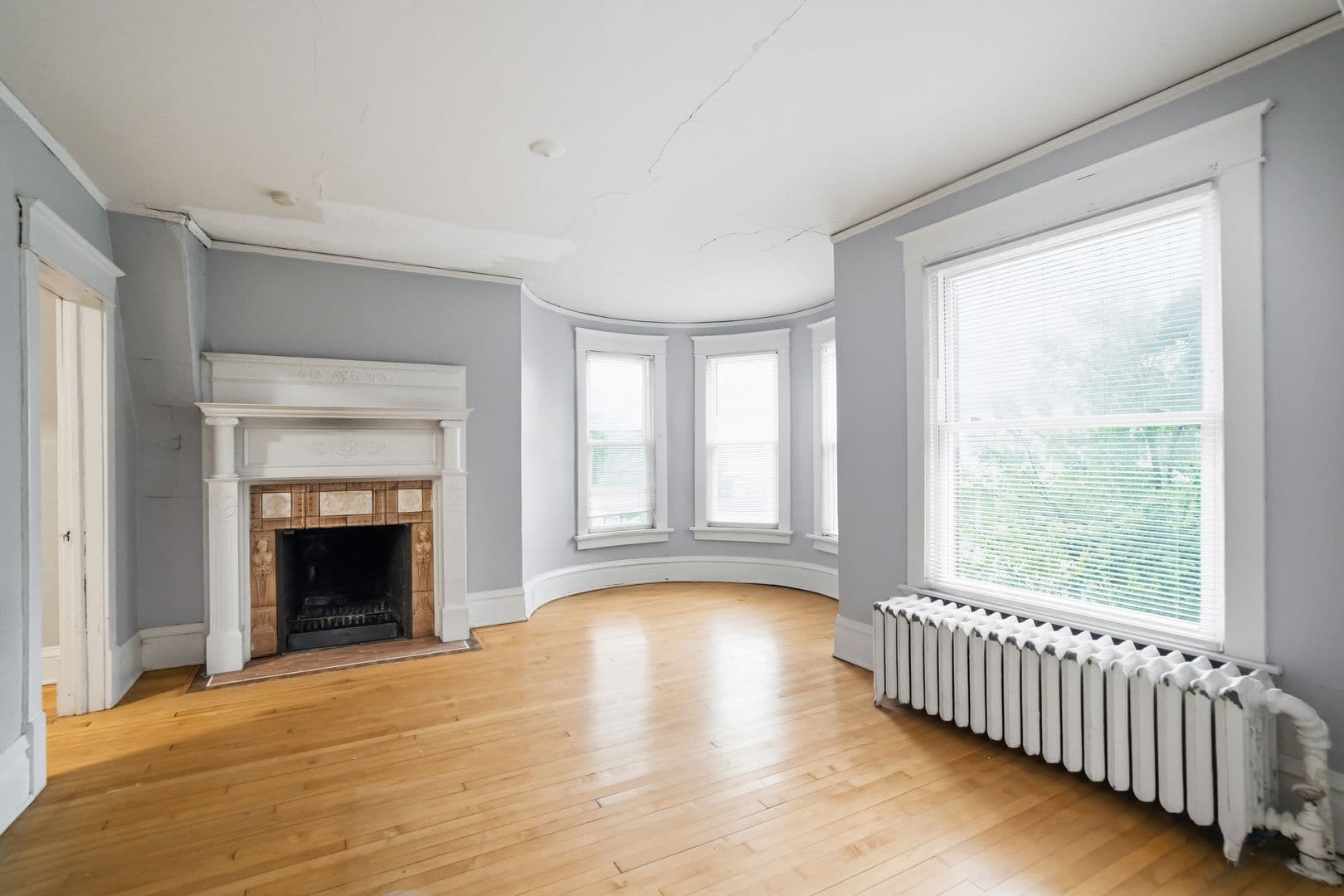 Milwaukee Apartment: 2105 E Kenwood Blvd