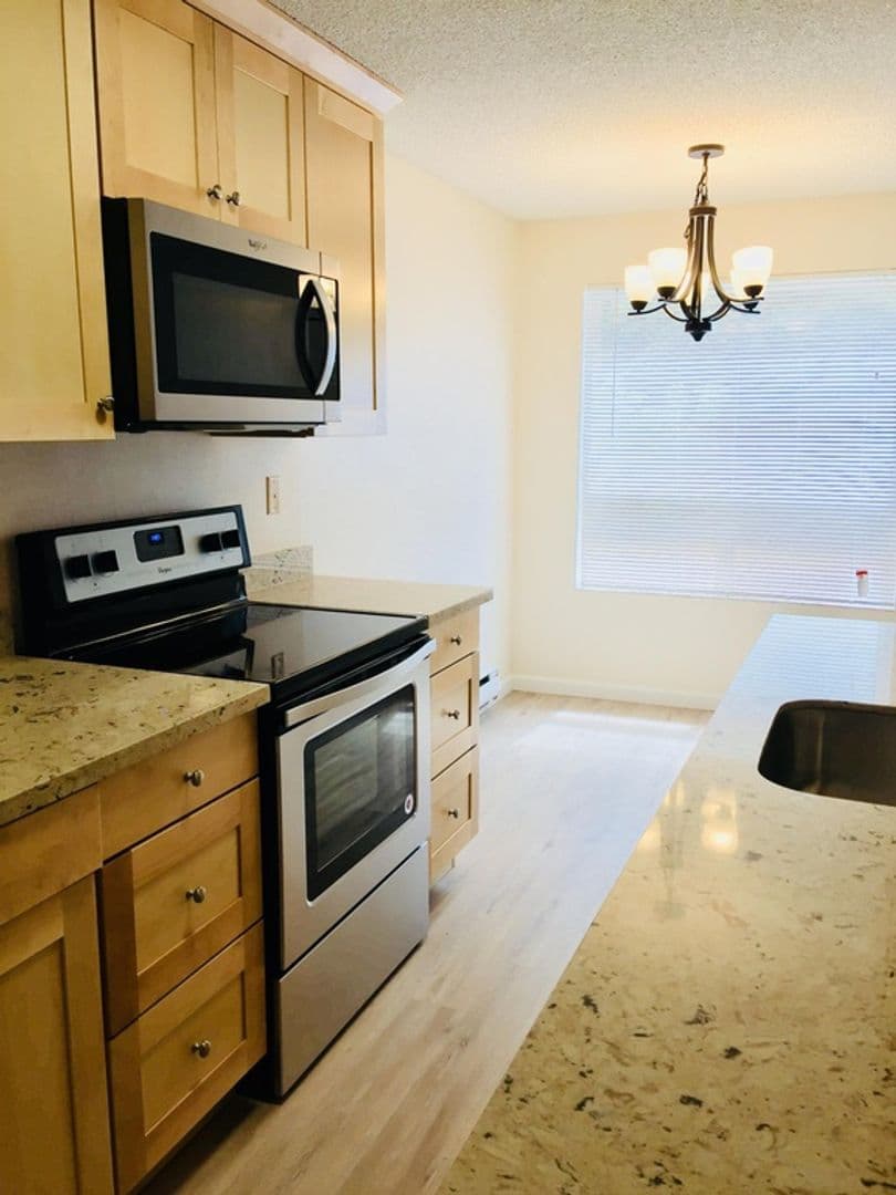 Bellevue Apartment: 16053 - 16057 NE 8th St