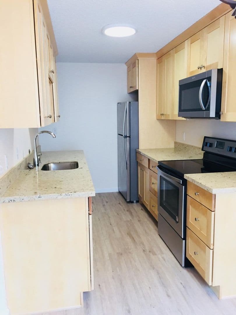 Bellevue Apartment: 16053 - 16057 NE 8th St