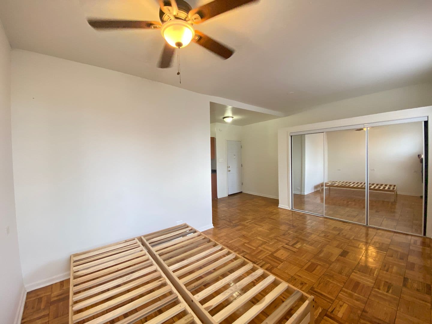 Chicago Apartment: 755 W Cornelia Ave