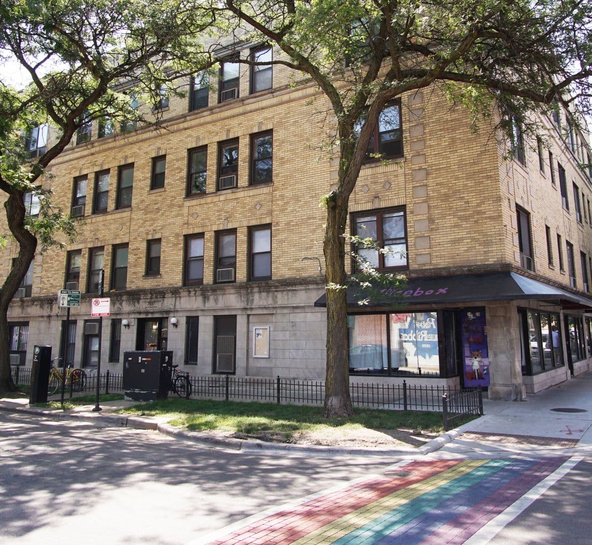 Chicago Apartment: 755 W Cornelia Ave