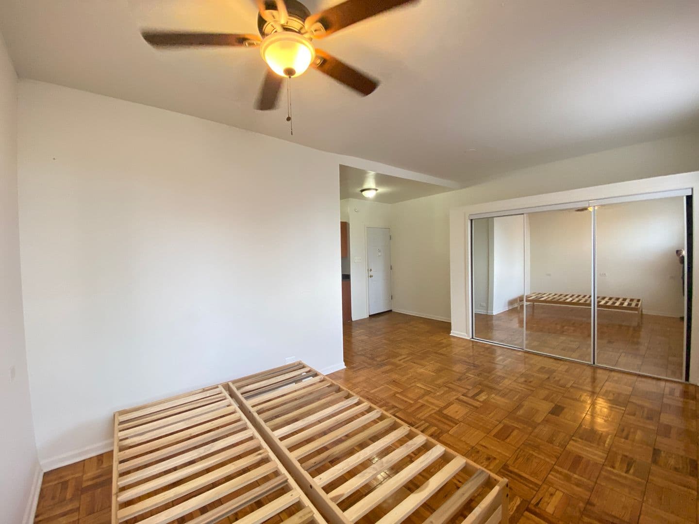 Chicago Apartment: 755 W Cornelia Ave