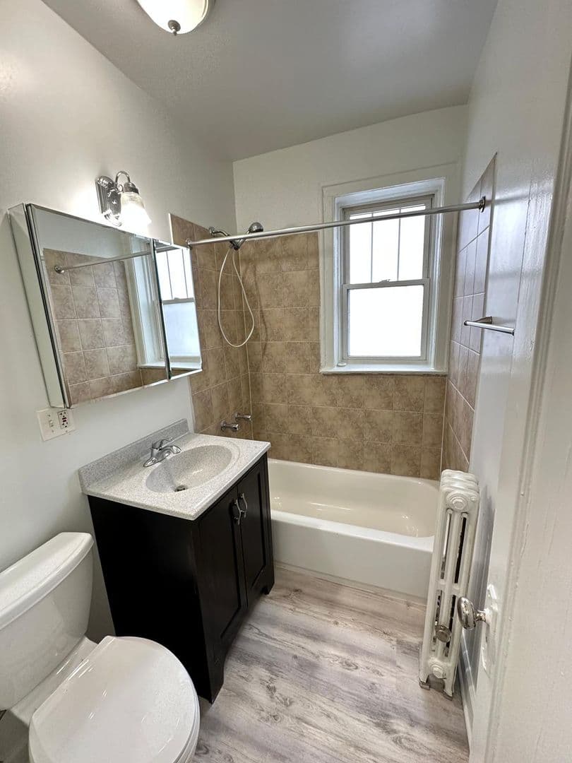 Chicago Apartment: 1900 W Farwell Ave