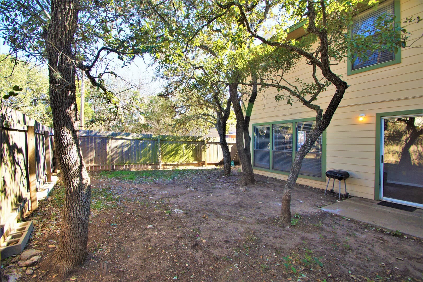 Austin Multiplex: 2612 Gwendolyn Ln