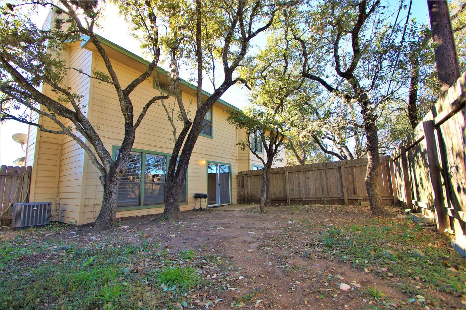 Austin Multiplex: 2612 Gwendolyn Ln