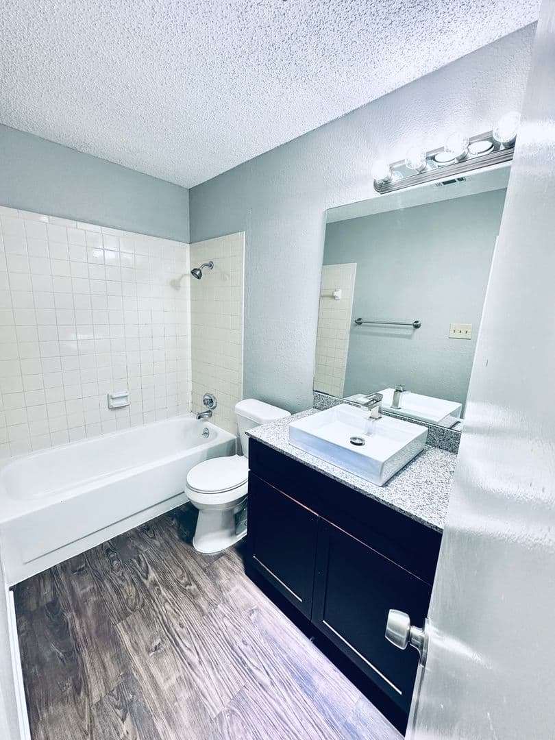 Austin Multiplex: 2612 Gwendolyn Ln