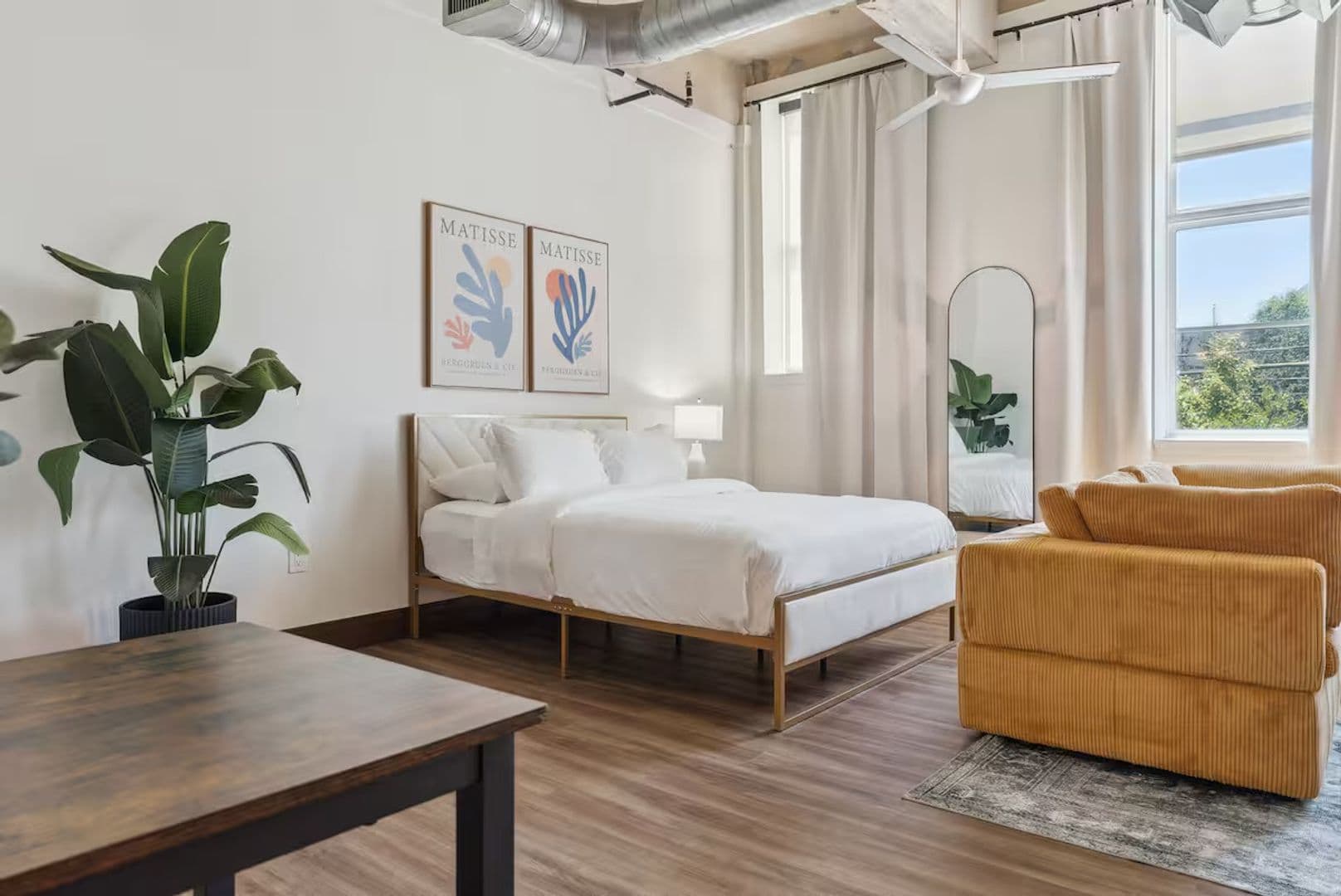 Dallas Apartment: 1403 Corinth Street #103