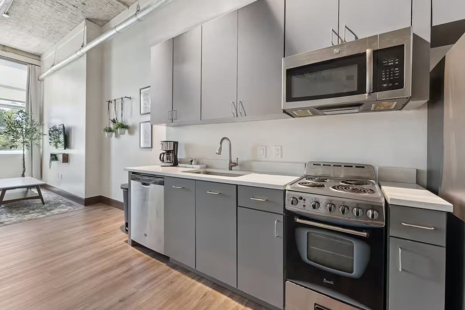 Dallas Apartment: 1403 Corinth Street #103