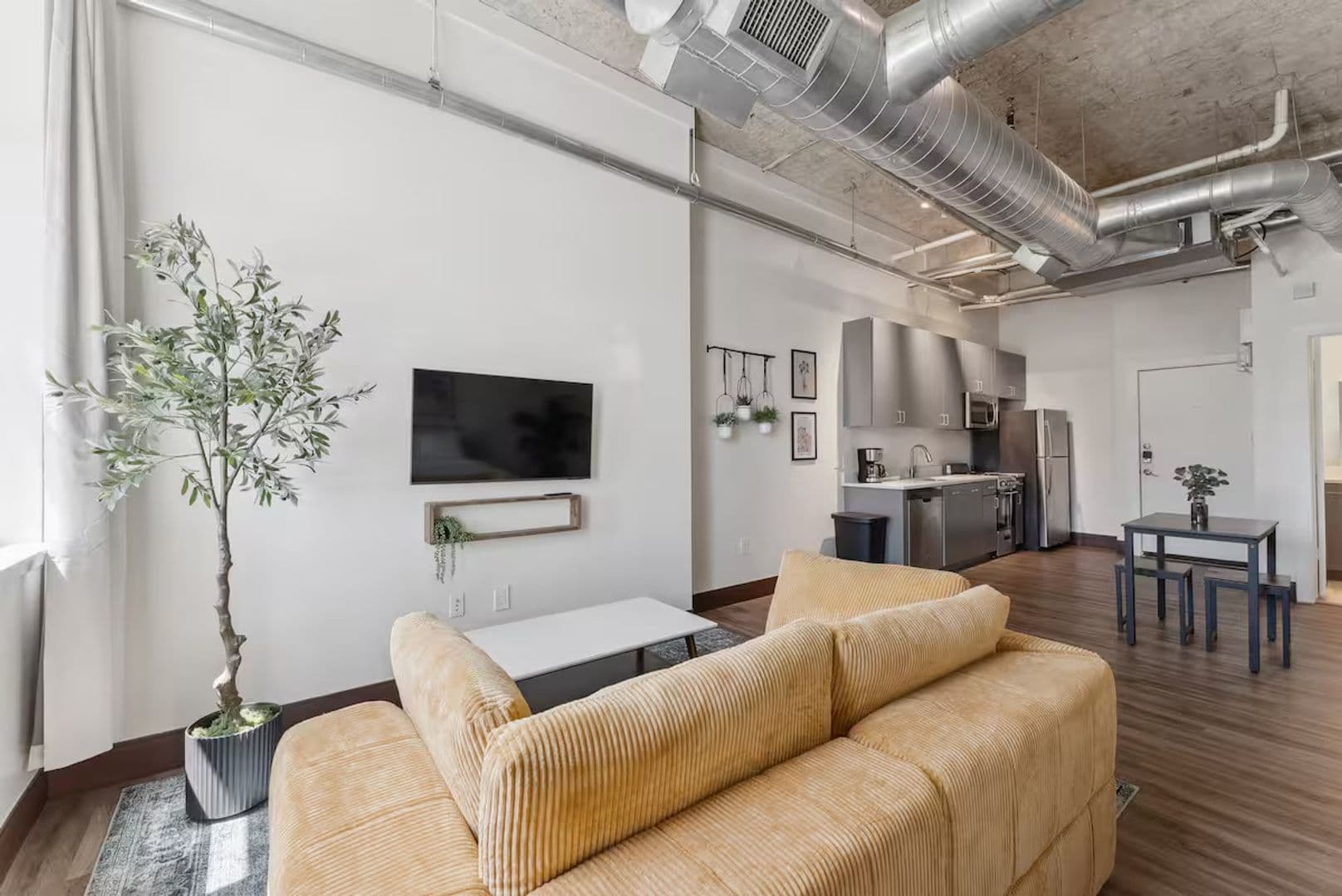 Dallas Apartment: 1403 Corinth Street #103