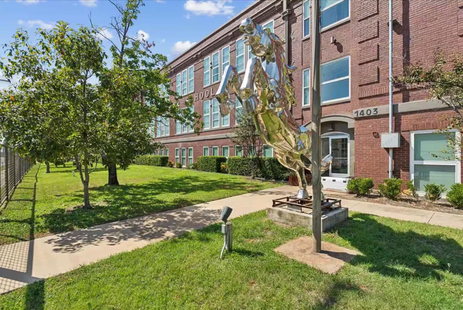 Dallas Apartment: 1403 Corinth Street # 305