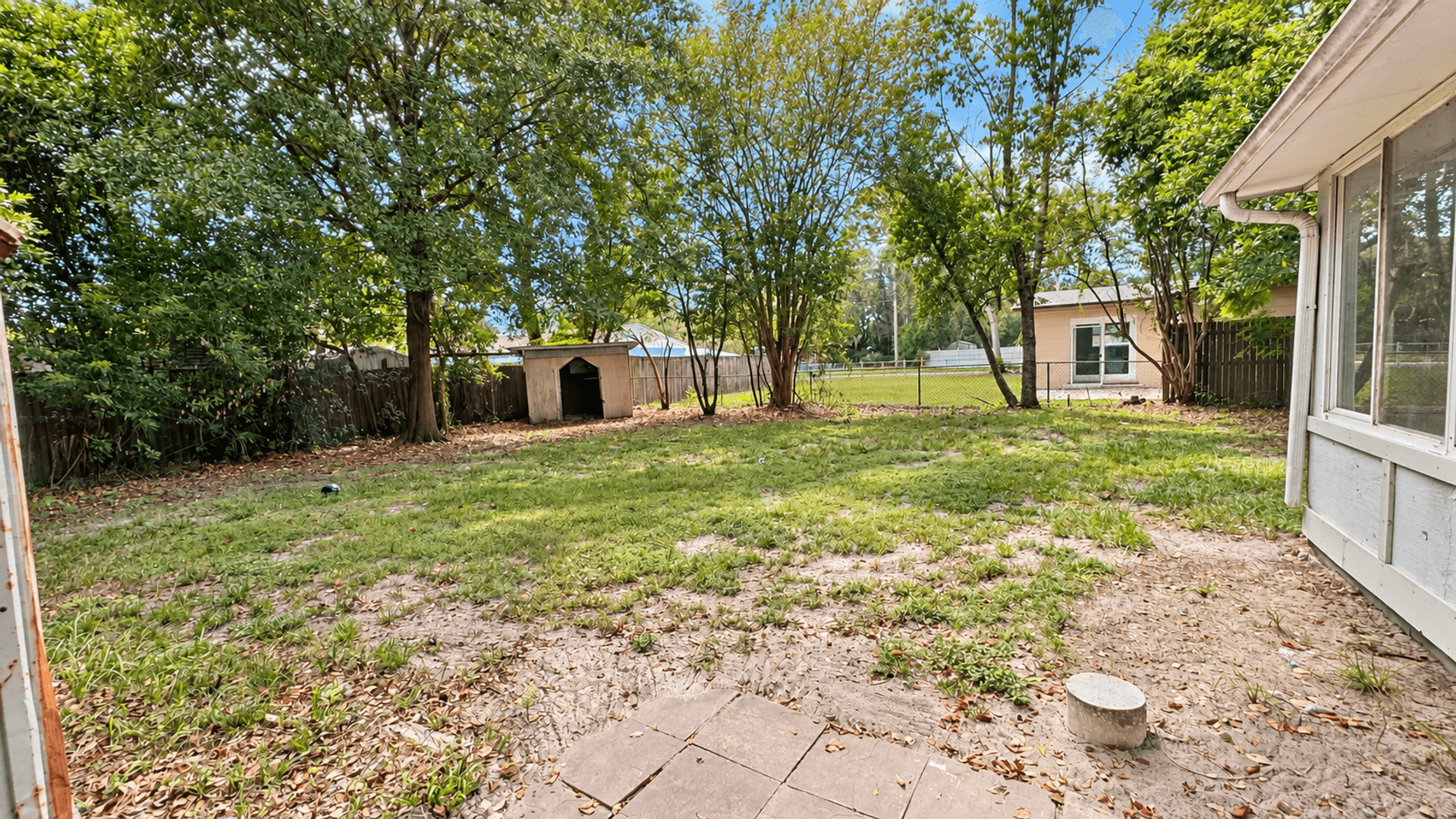 Jacksonville House: 2354 Leonid Rd