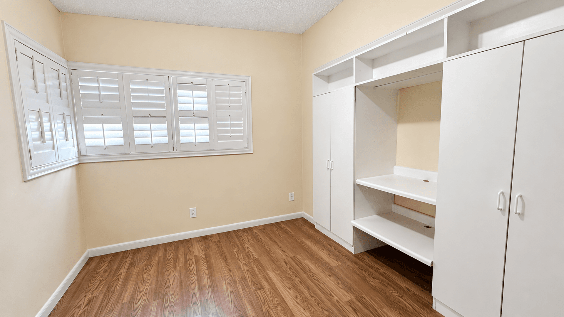 Jacksonville House: 2354 Leonid Rd