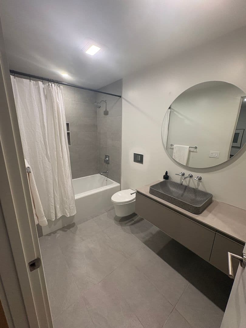 Madison Apartment: 517 W Main St