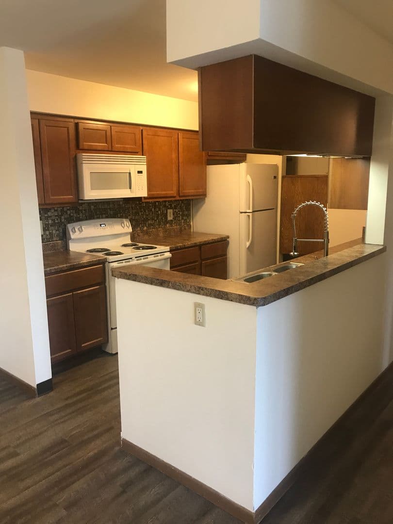 Madison Apartment: 3148-3172 Muir Field Rd