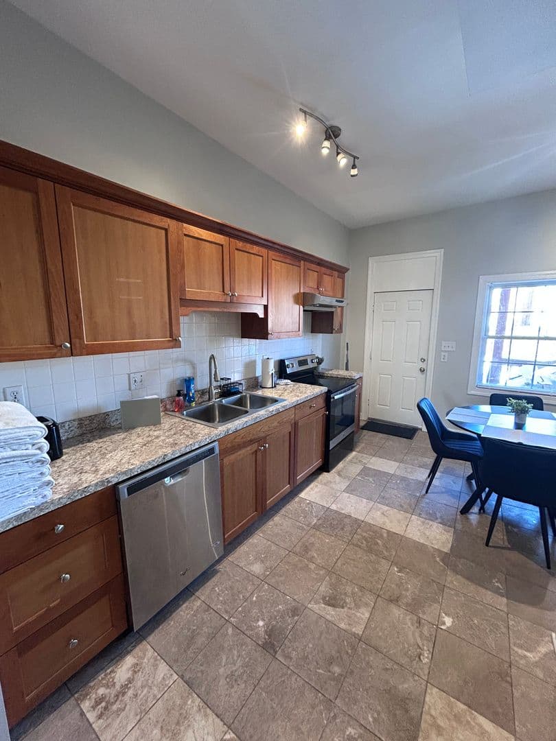 Richmond House: 2018 Parkwood Ave