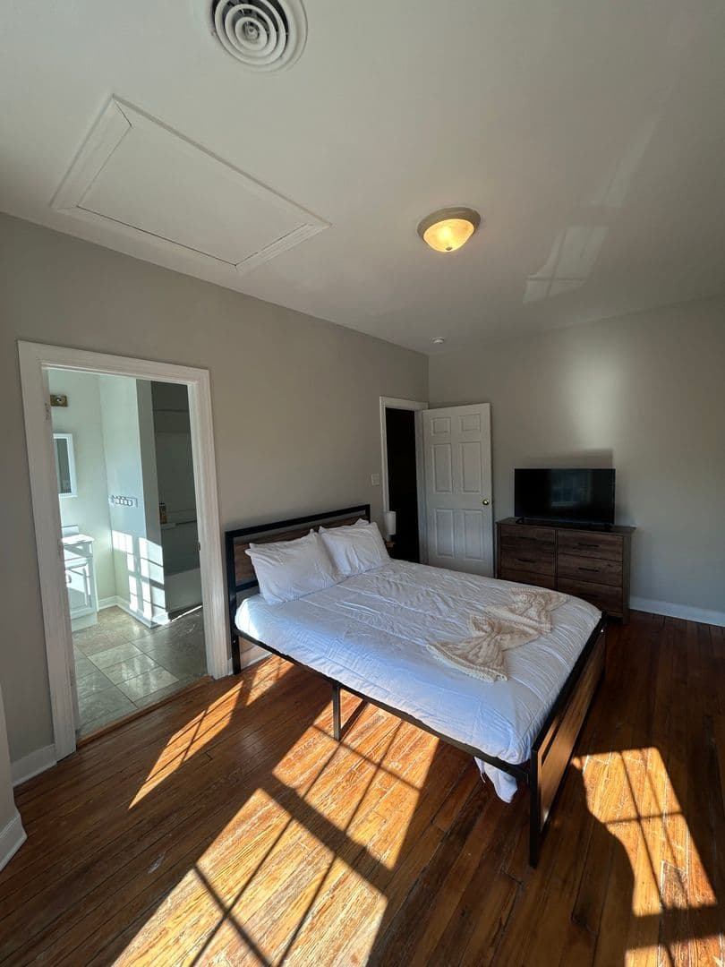 Richmond House: 2018 Parkwood Ave