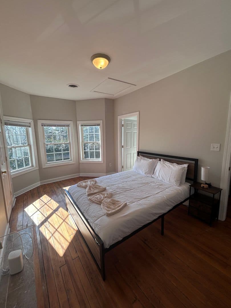 Richmond House: 2018 Parkwood Ave