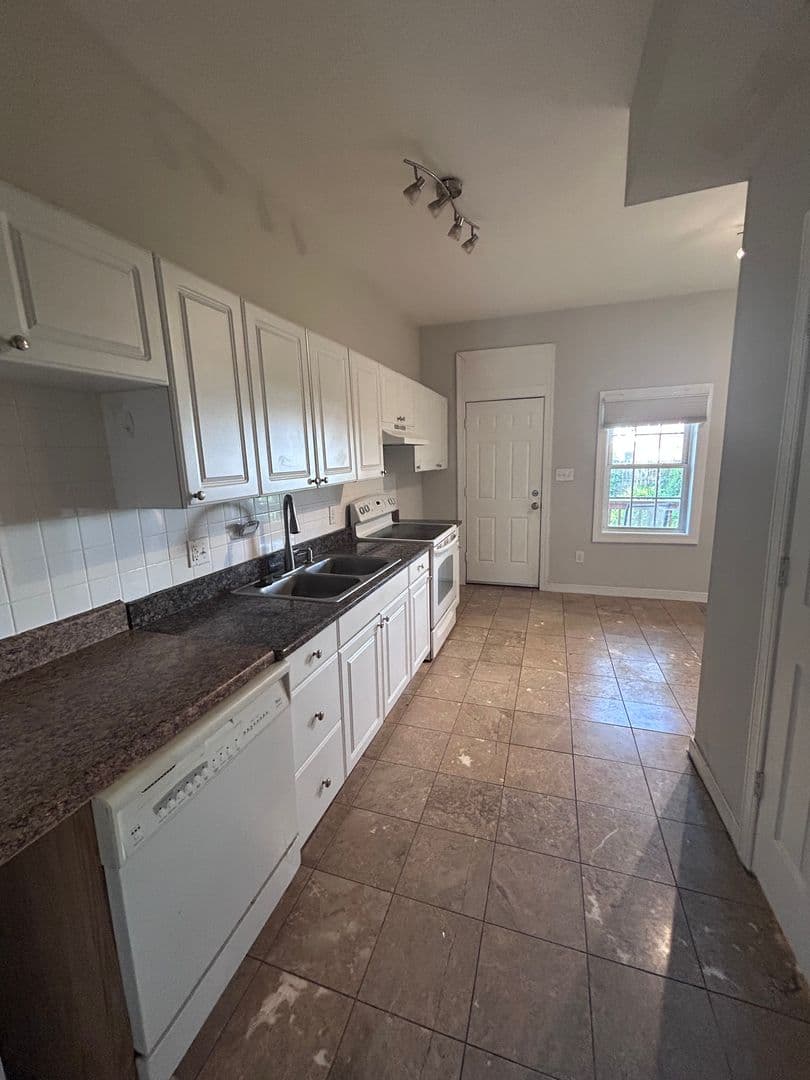 Richmond House: 2020 Parkwood Ave